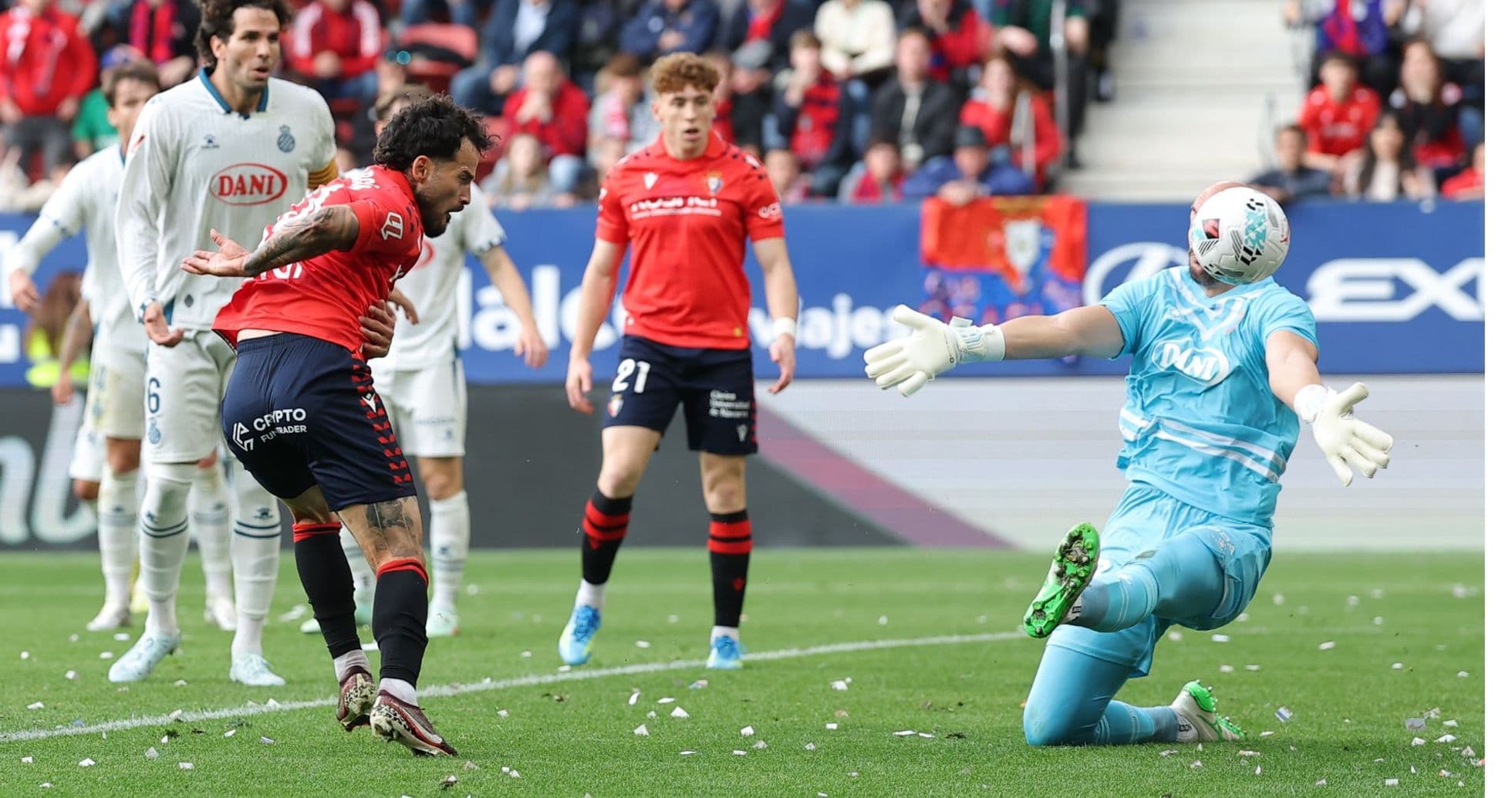 Jugador de Osasuna intentando marcar un gol