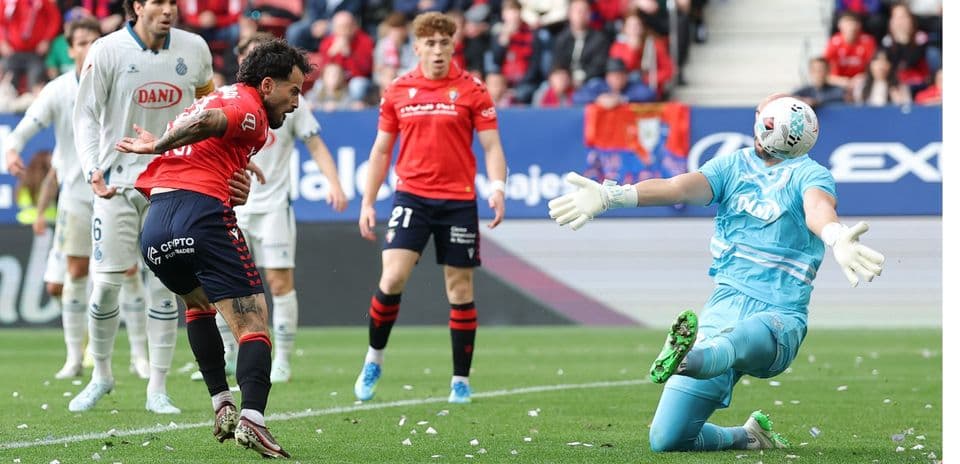 Jugador de Osasuna intentando marcar un gol
