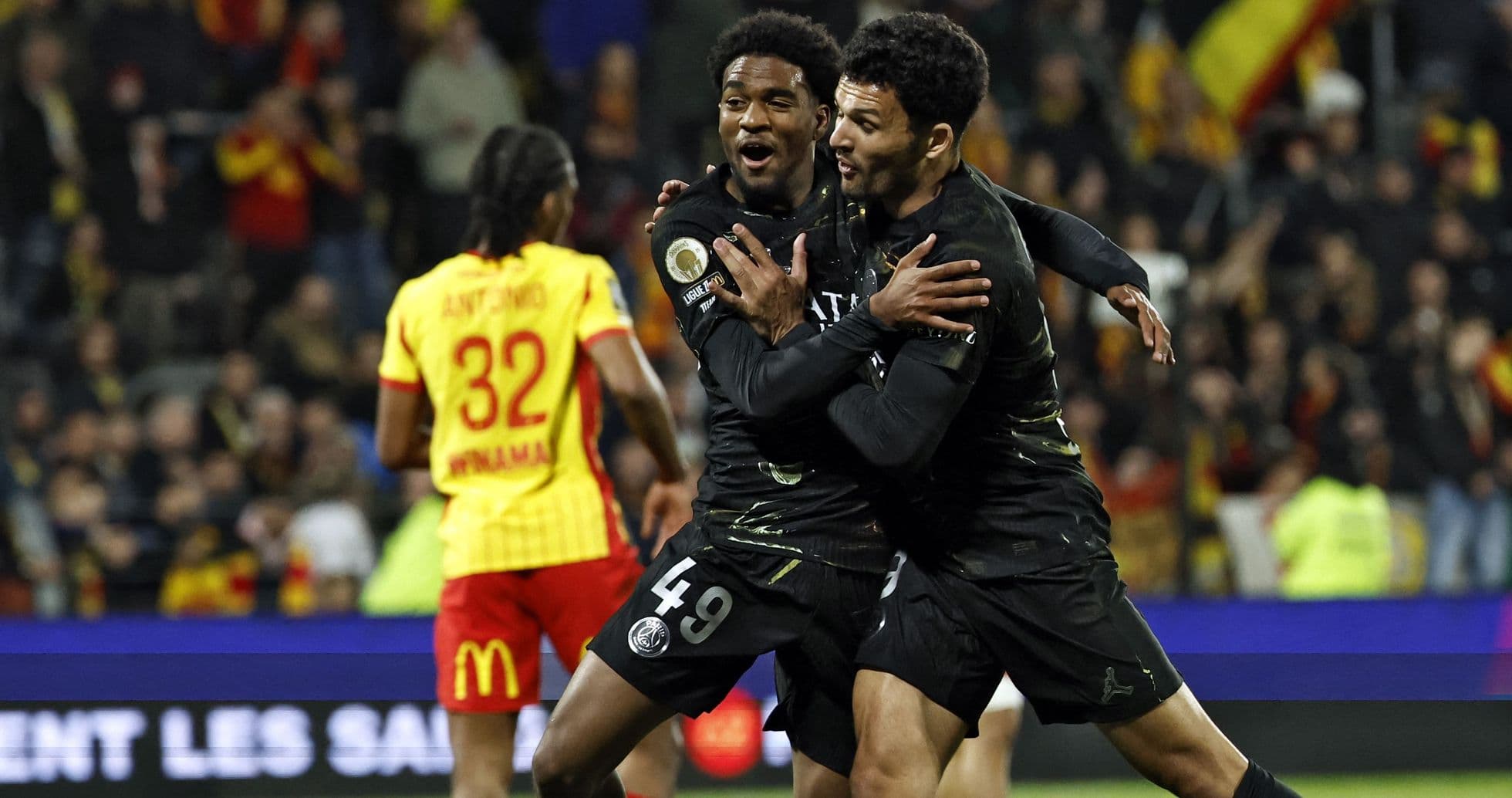 Jugadores de PSG celebrando un gol en el partido