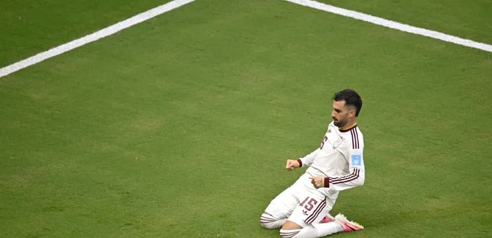 Jugador celebrando un gol en el campo de juego