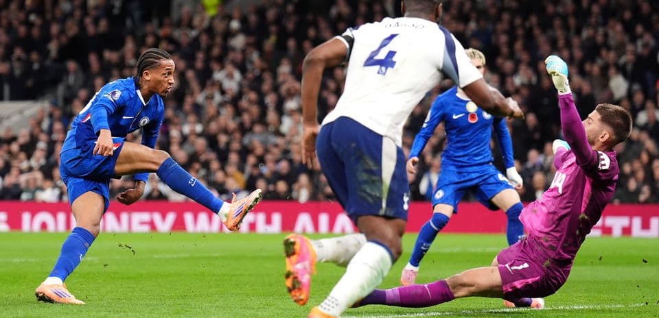Jugador de Chelsea disparando en el partido