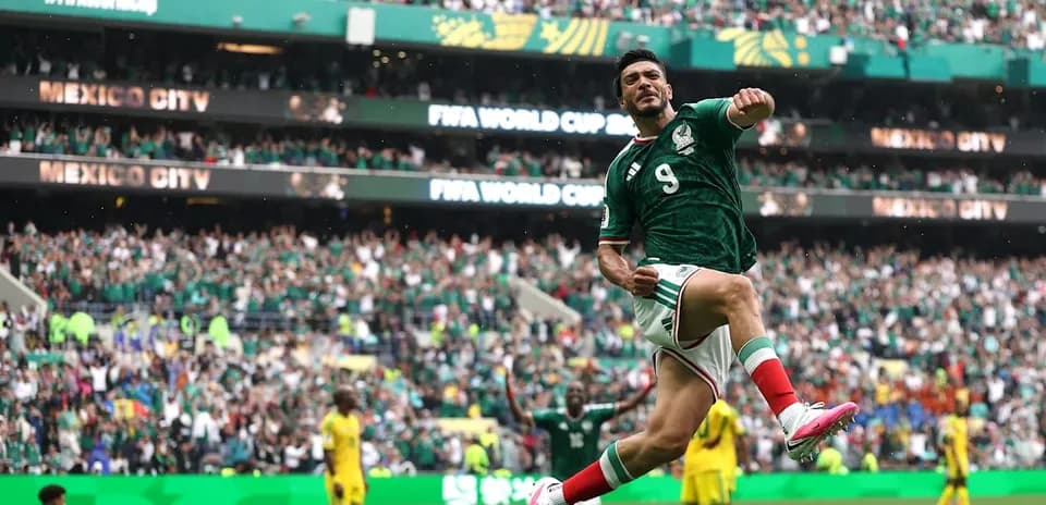 Jugador mexicano celebra un gol en el Mundial