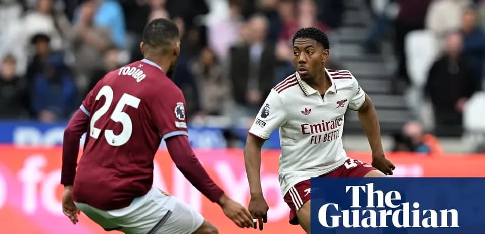 Jugador de Arsenal driblando a defensor de Aston Villa