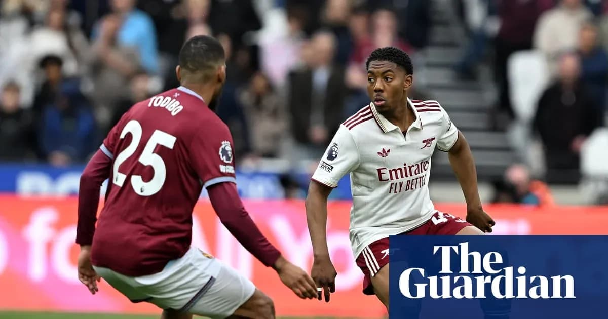 Jugador de Arsenal driblando a defensor de Aston Villa