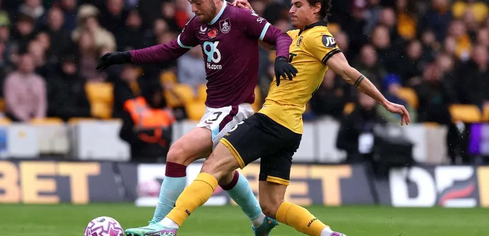 Jugador de Burnley compitiendo contra jugador de Wolves