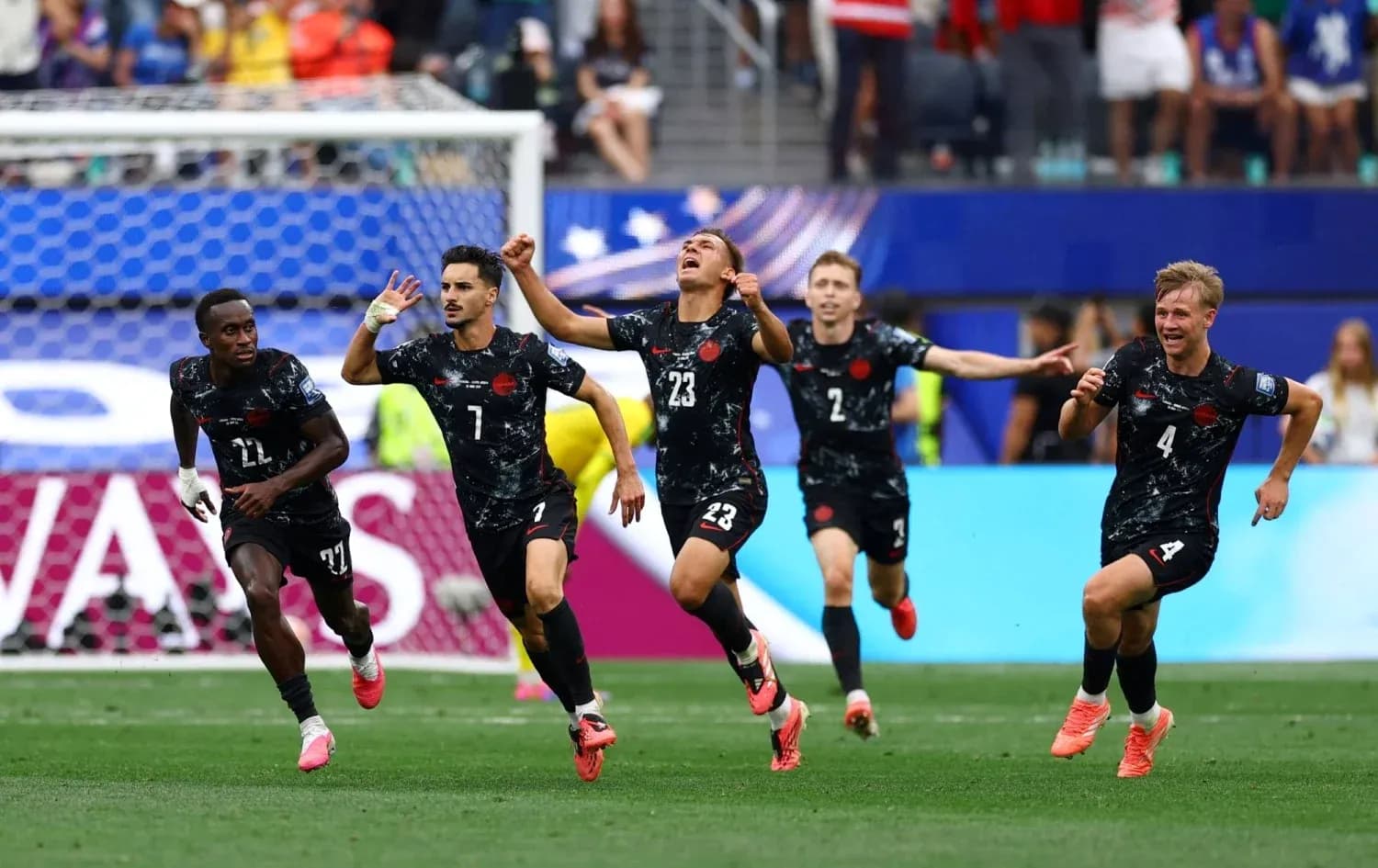 Jugadores celebrando un gol en el partido