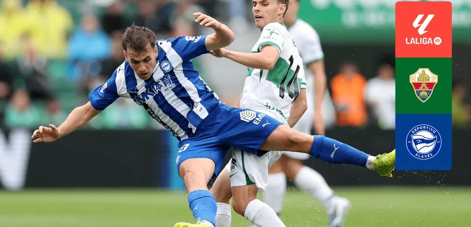 Elche y Alavés luchando por el balón
