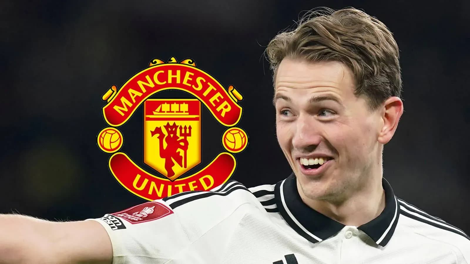 Jugador de Manchester United sonriendo en el campo