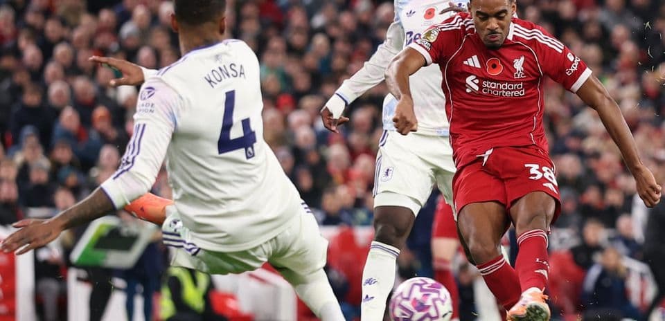 Jugador de Liverpool disparando contra Aston Villa