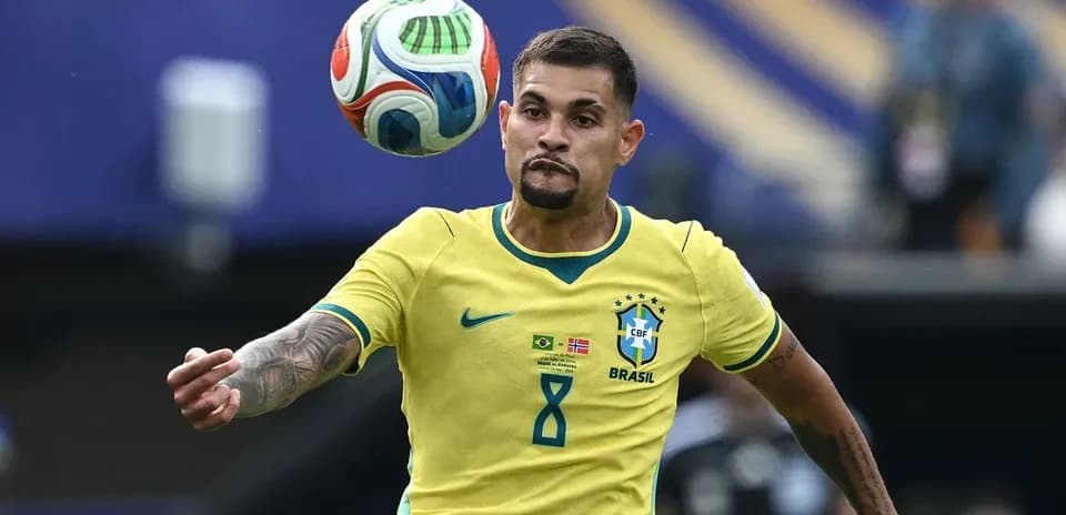 Jugador brasileño controlando el balón durante un partido