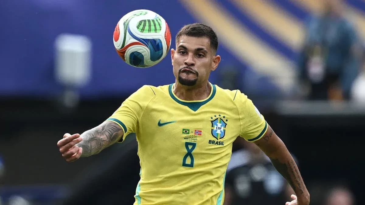 Jugador brasileño controlando el balón durante un partido