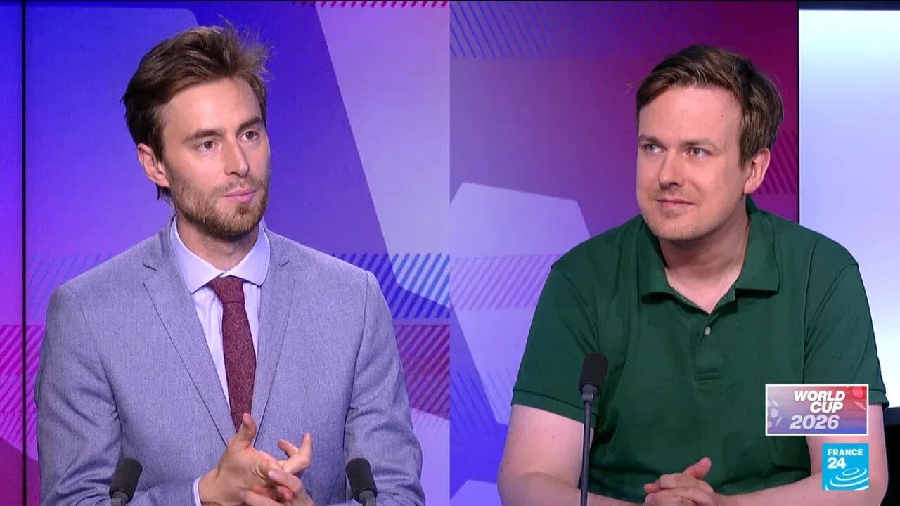 Dos comentaristas discutiendo sobre la Copa Mundial 2026