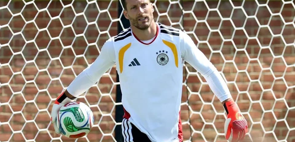 Portero de Alemania sosteniendo un balón en entrenamiento