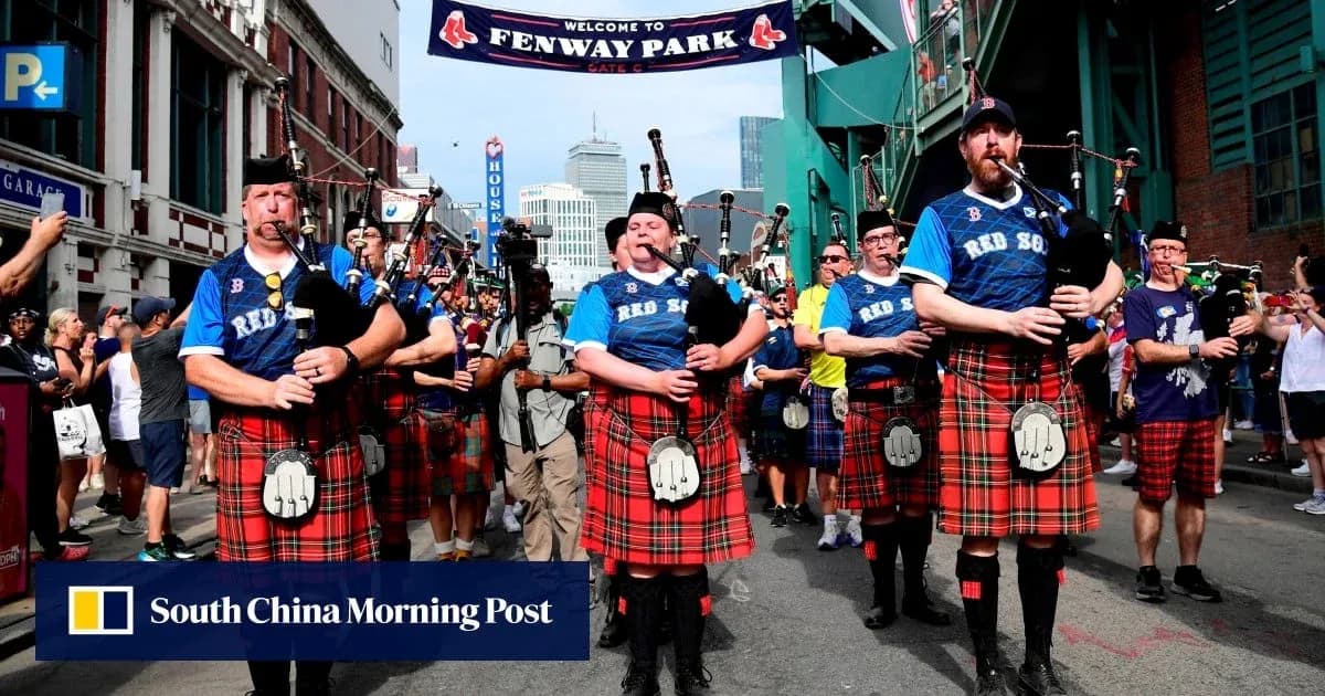 Grupo de músicos tocando gaitas en Fenway Park