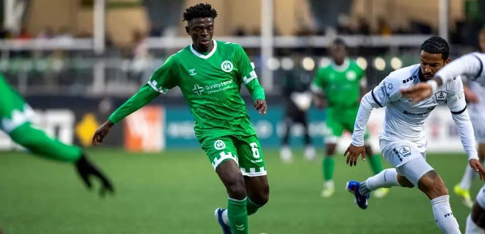 Jugador del NY Cosmos driblando a oponente