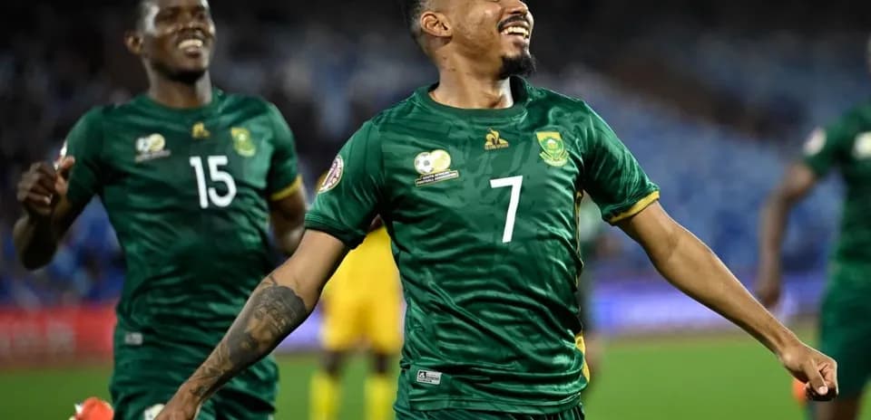 Jugadores de Sudáfrica celebrando un gol en partido