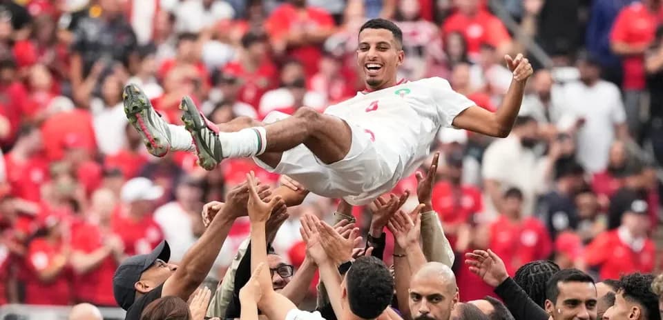 Jugador de Marruecos levantado por sus compañeros de equipo