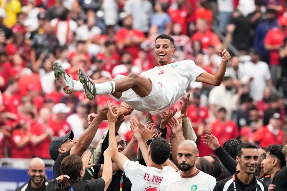 Jugador de Marruecos levantado por sus compañeros de equipo