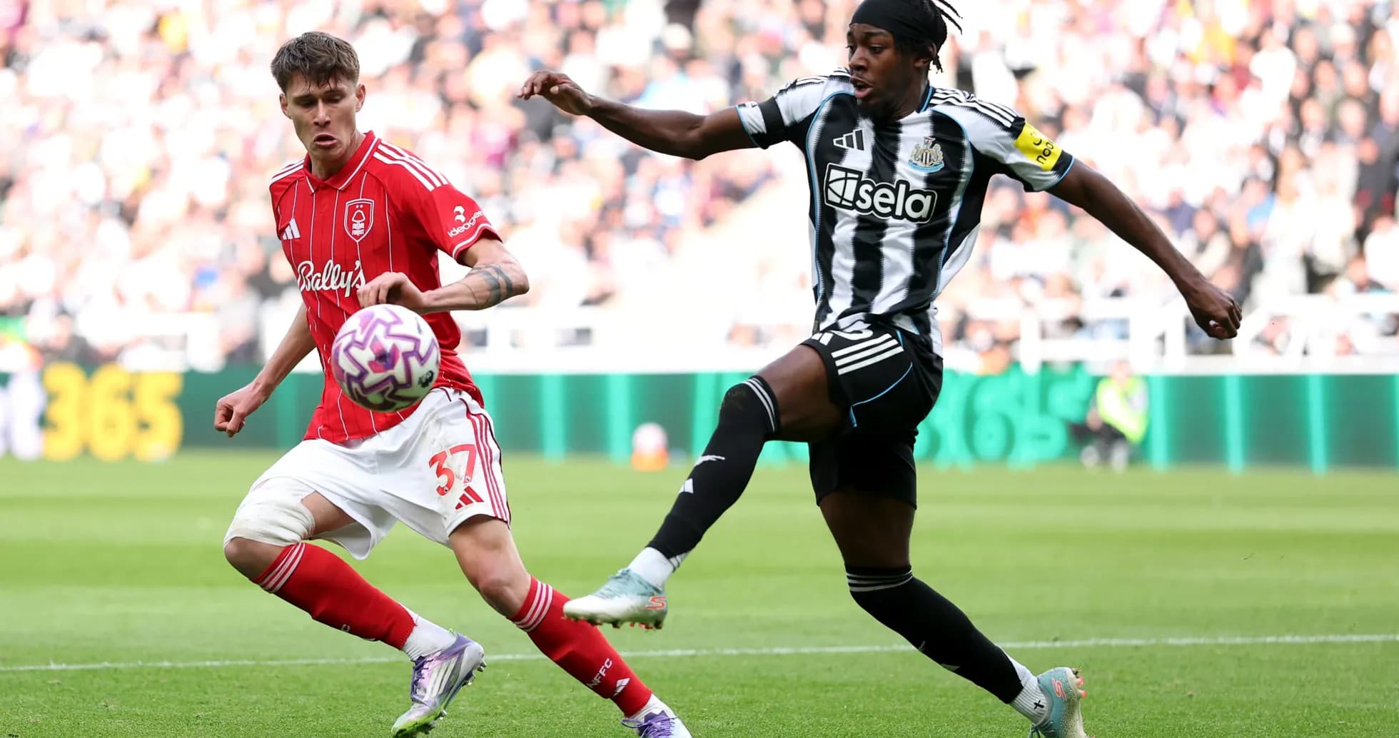 Jugador de Nottingham Forest compitiendo por el balón