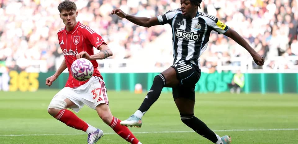 Jugador de Nottingham Forest compitiendo por el balón