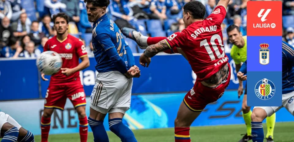 Jugadores de Oviedo y Getafe compitiendo por el balón