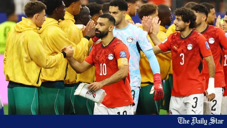 Jugadores de Egipto y equipo contrario saludándose
