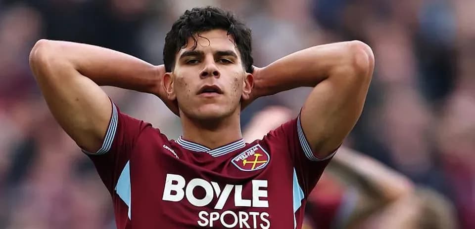 Jugador de West Ham con expresión de frustración