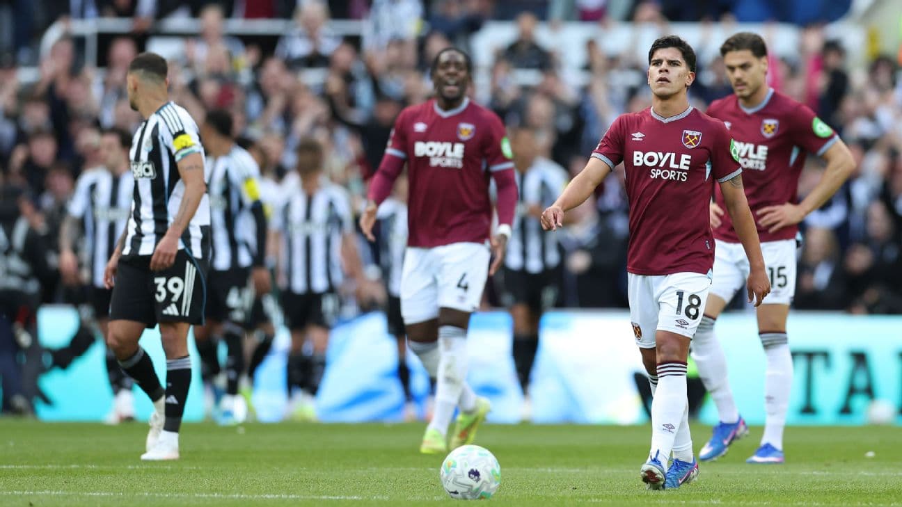 Jugadores de Newcastle y West Ham en el partido