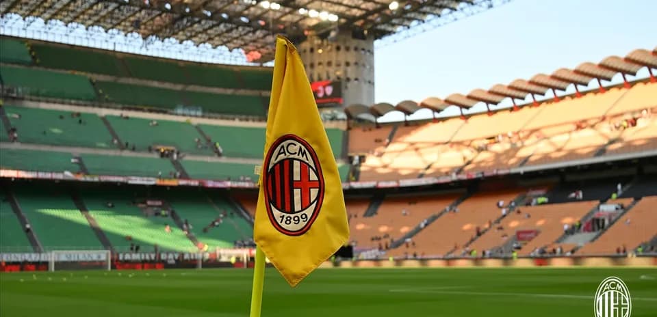 Esquina del campo en San Siro con bandera de AC Milan