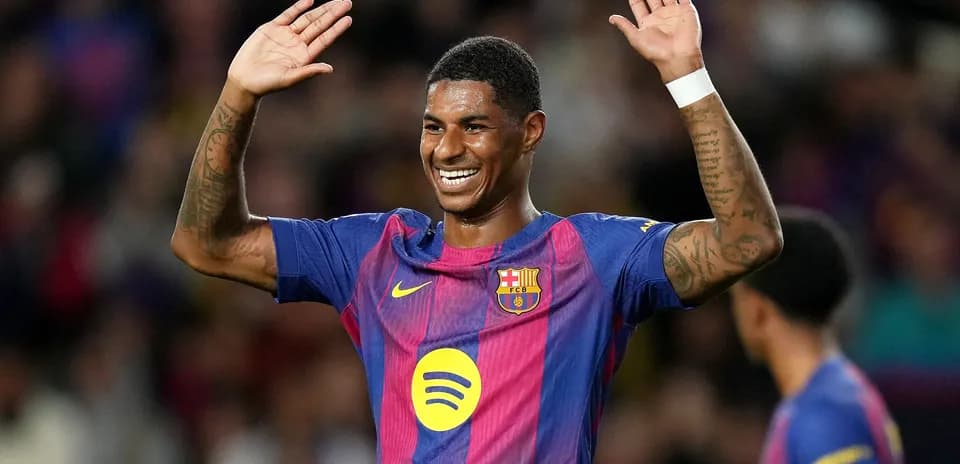Jugador de Barcelona saludando al público en el estadio
