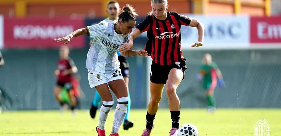 Jugadora de Ternana W compitiendo por el balón