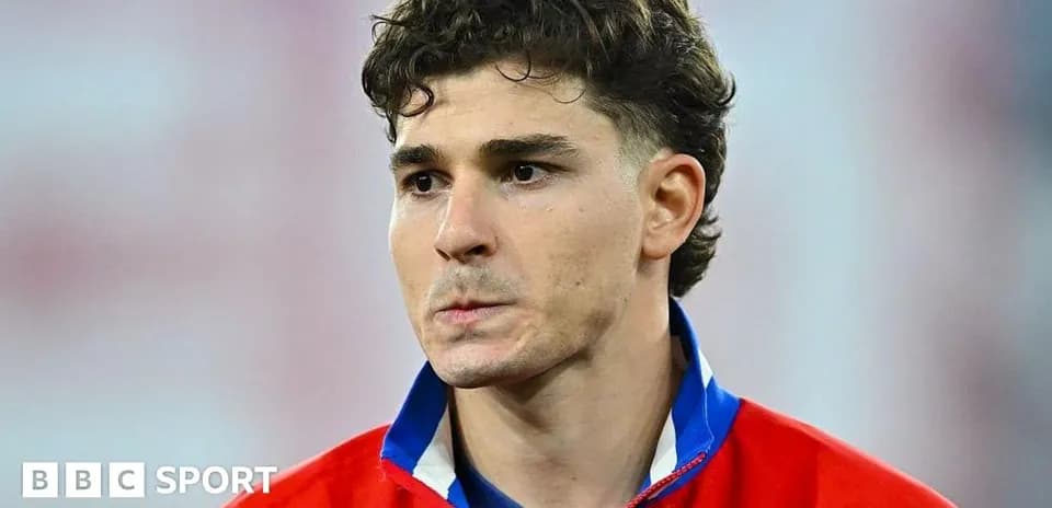 Jugador con camiseta roja en el campo