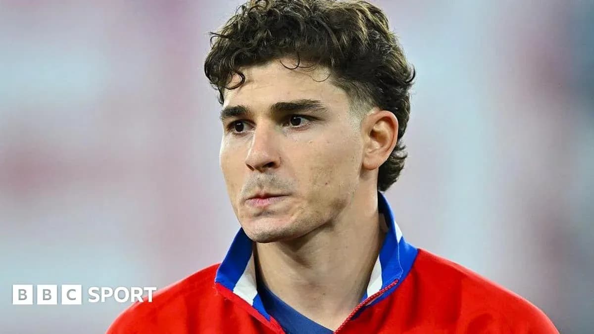 Jugador con camiseta roja en el campo