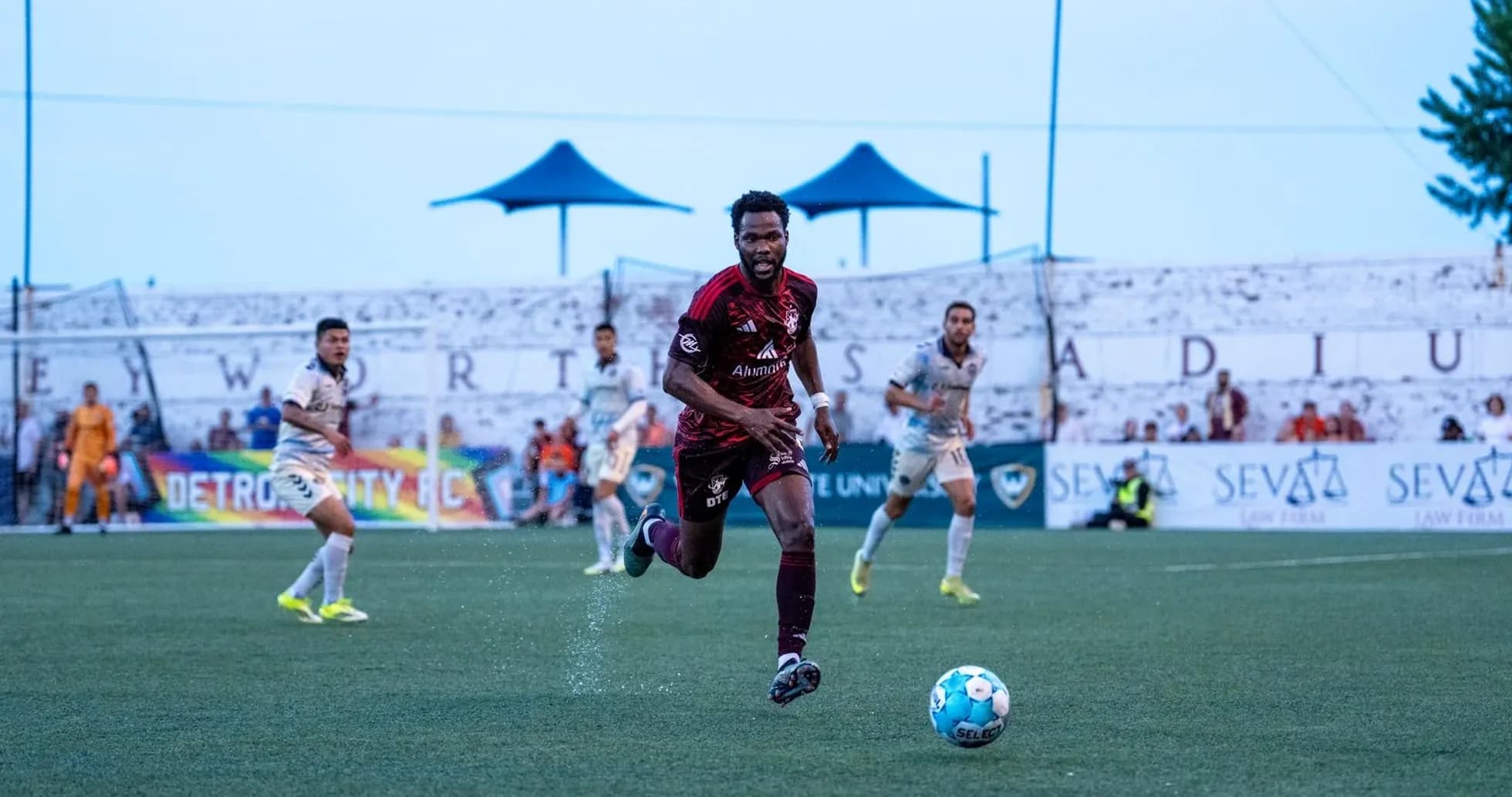 Jugador de Detroit City corriendo hacia el balón