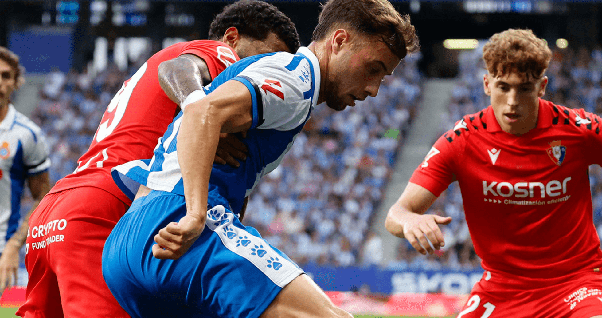 Jugadores de Osasuna y Espanyol disputando el balón