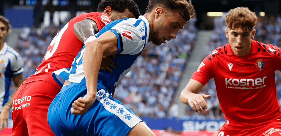 Jugadores de Osasuna y Espanyol disputando el balón