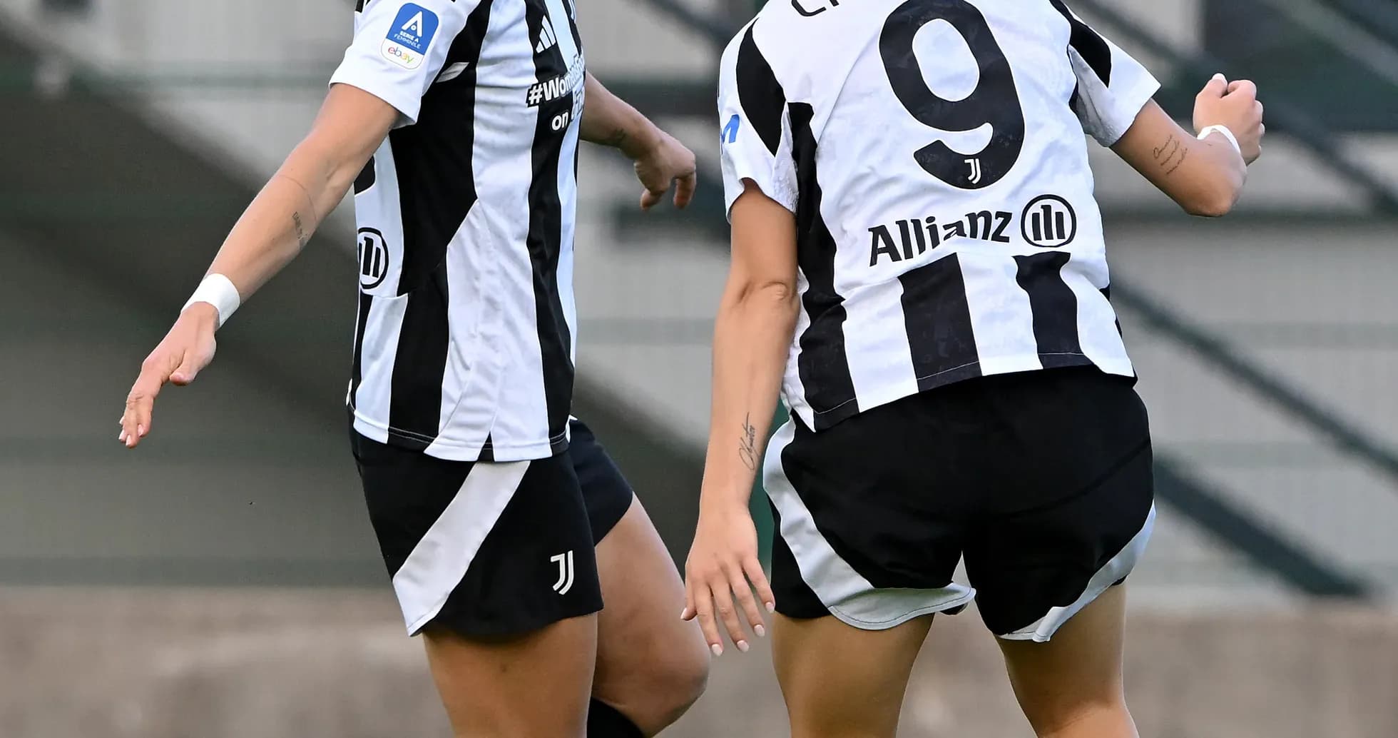 Jugadoras de Juventus celebrando un gol