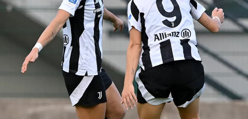 Jugadoras de Juventus celebrando un gol