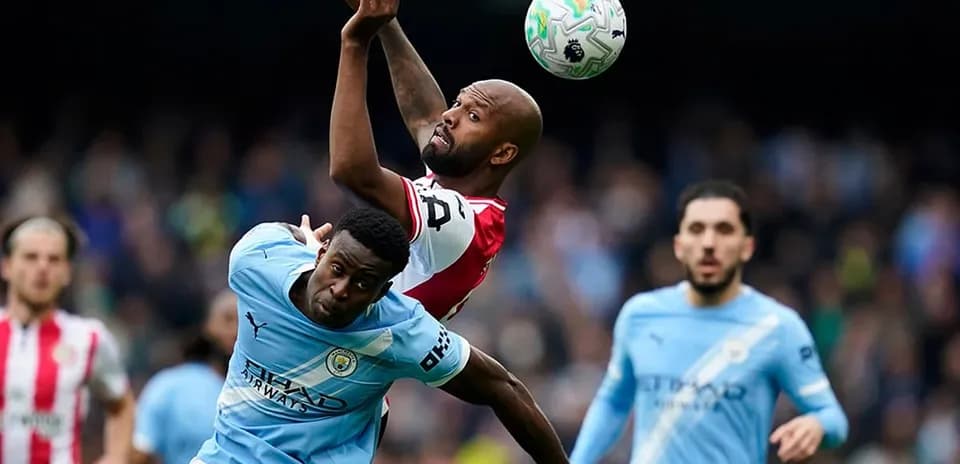 Jugador de Manchester City disputa el balón