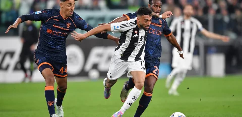 Jugadores de Lecce y Juventus compitiendo por el balón