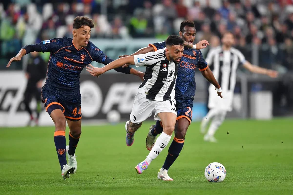 Jugadores de Lecce y Juventus compitiendo por el balón