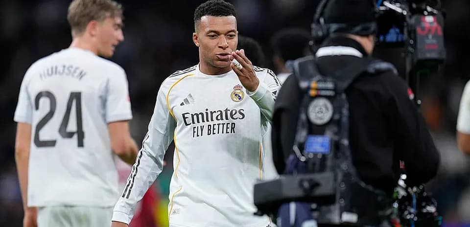 Kylian Mbappé saludando durante un partido