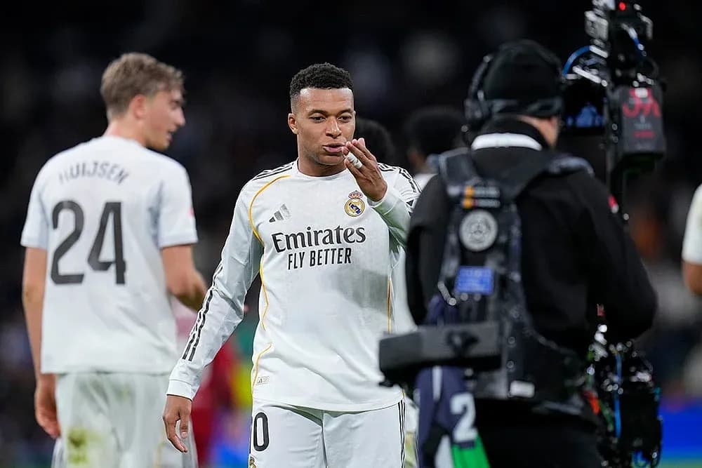 Kylian Mbappé saludando durante un partido