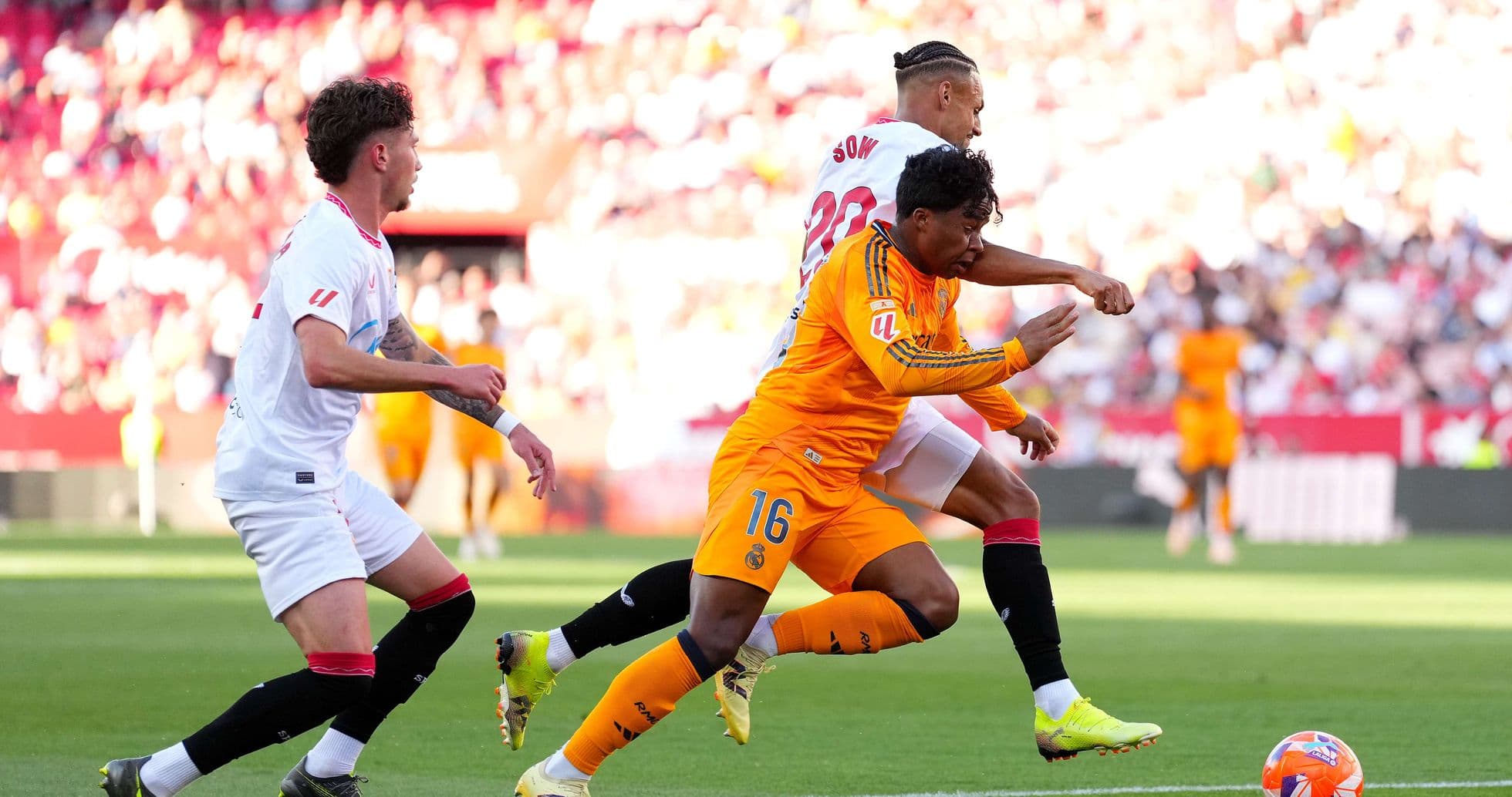 Jugadores de Sevilla y Real Madrid en acción