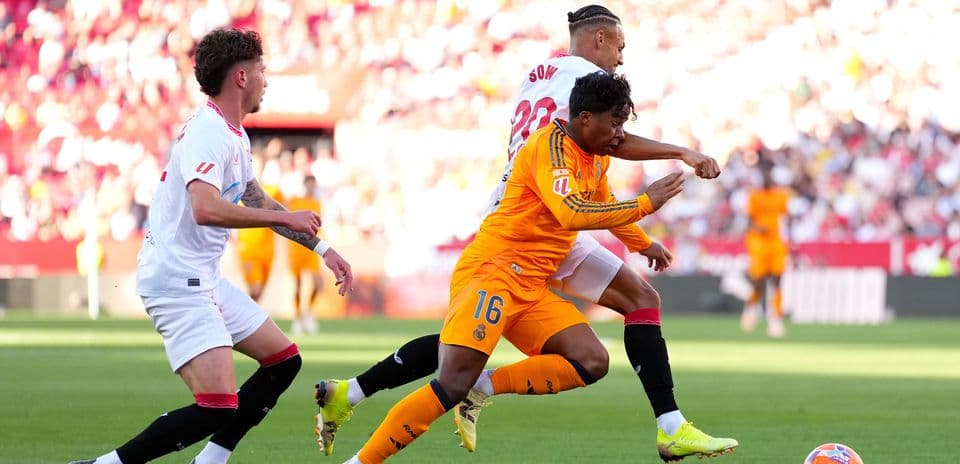 Jugadores de Sevilla y Real Madrid en acción