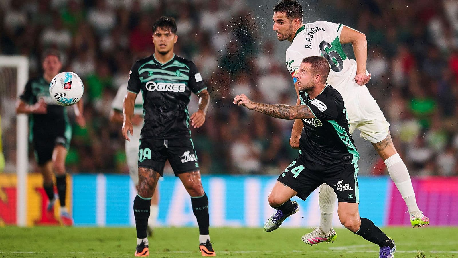 Jugadores de Real Betis y Elche en acción