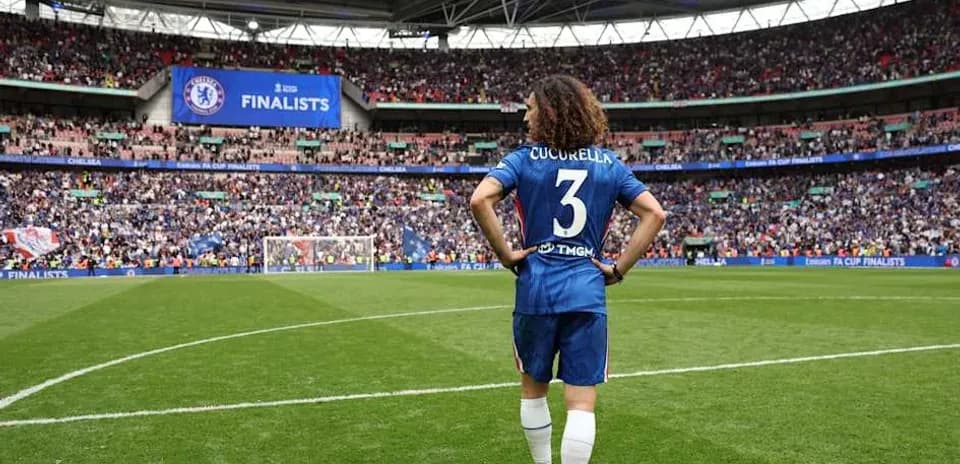 Cucurella en el campo de Wembley con afición