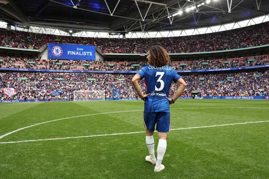 Cucurella en el campo de Wembley con afición