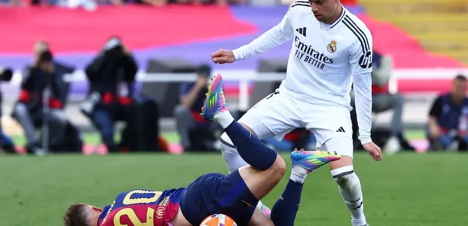 Jugadores de Barcelona y Real Madrid en acción