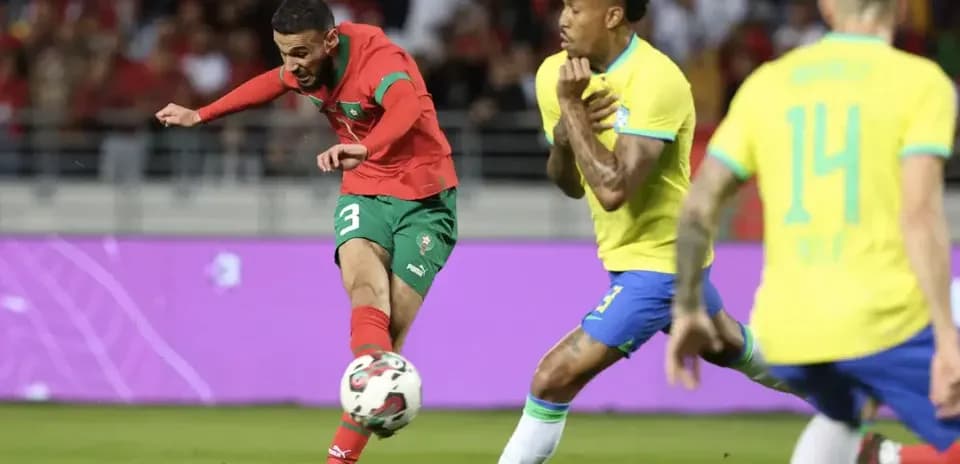 Jugador de Marruecos disparando contra Brasil